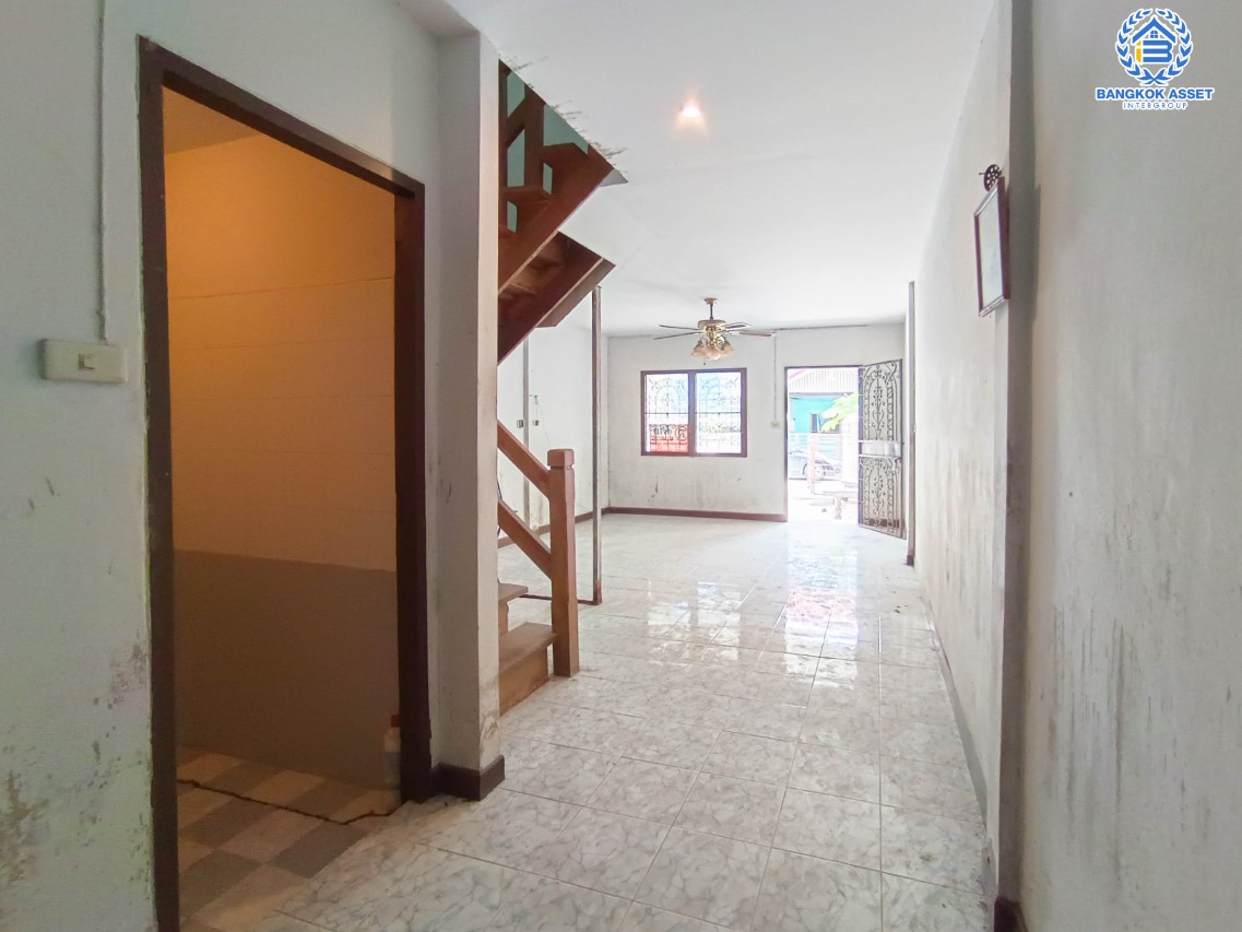 ทาวน์เฮ้าส์มือสอง นนทบุรี ม.กานต์มณี บางกรวย-ไทรน้อย เนื้อที่กว้าง 18 ตร.ว. ภายในสภาพดี พร้อมเข้าอยู่ โครงการเงียบสงบมีความเป็นส่วนตัว ฟังก์ชัน 2 ห้องนอน 2 ห้องน้ำ จอดรถได้ 1 คัน บ้านพร้อมอยู่ ตั้งบนทำเลเดินทางสะดวก เชื่อมต่อถนนบ้านกล้วย-ไทรน้อย และ ถนนบางกรวย-ไทรน้อย จองด่วน!